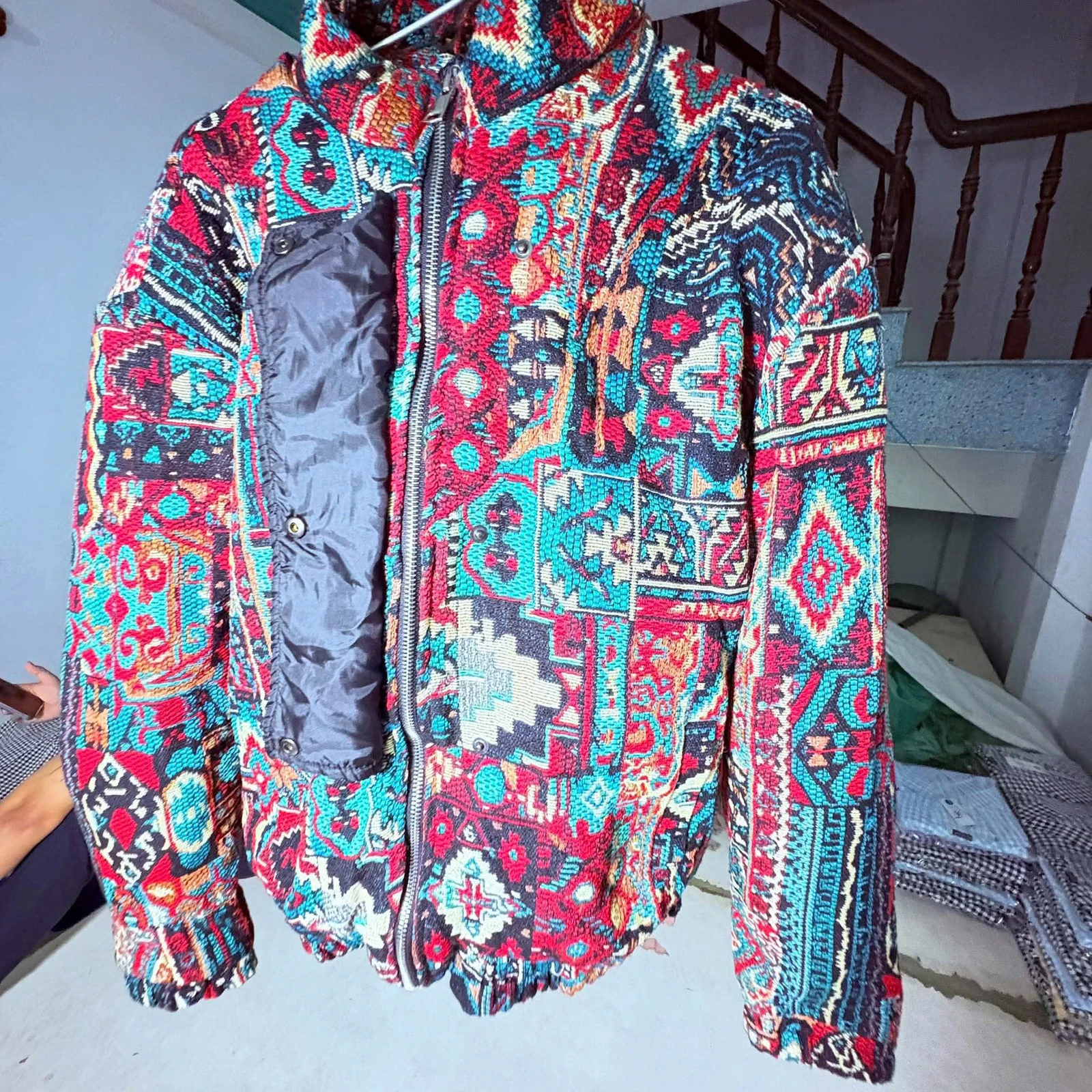 Cổ dựng và khóa kéo trên áo tham khảo